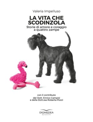 Copertina di La vita che scodinzola: il cane Eko accanto a un fenicottero di peluche